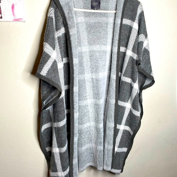 Lysse Tribeca Sweater Poncho wrap hoodie in Frost Plaid generous one size topper - Picture 1 of 8